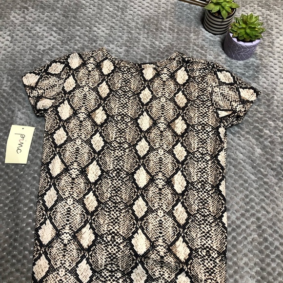 🍭🆕Pinc Snakeskin Blouse with knot in the front - Picture 5 of 6